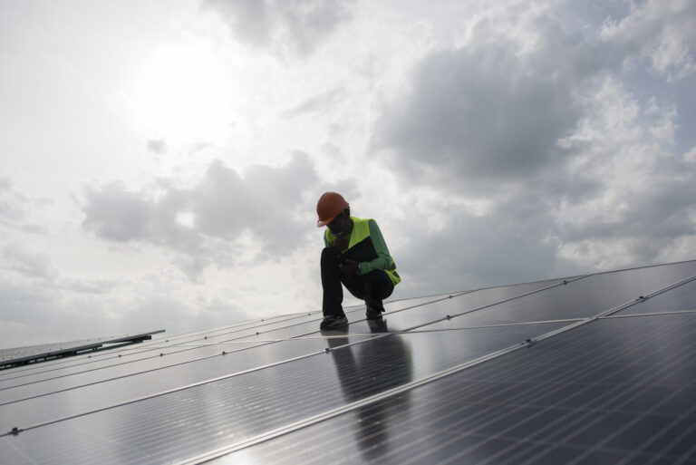 Seguro para placas solares: o que cobre contra granizo e vendaval?