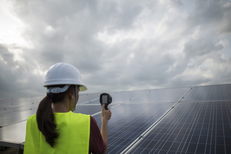 Seguro de energia solar cobre danos elétricos e queda de raio?
